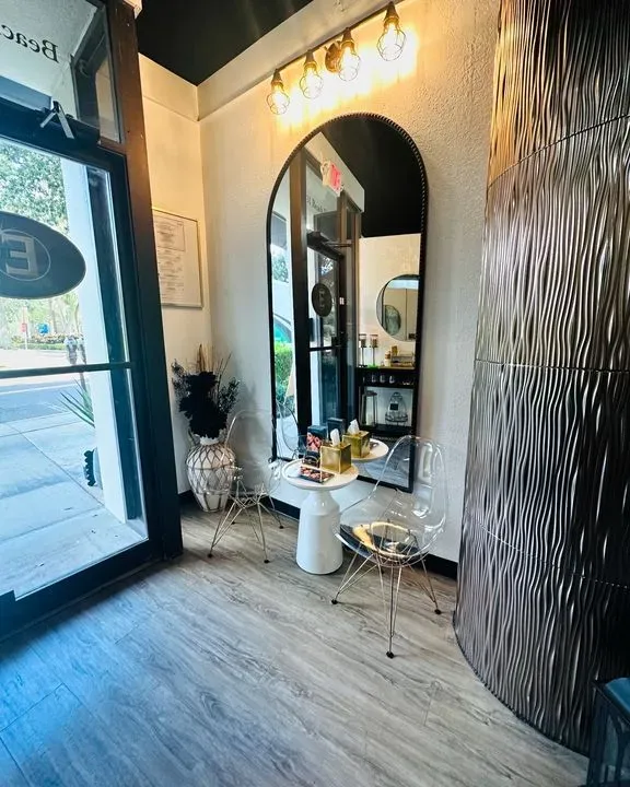 https://cdn.salonspotlight.com/photos/v2mdV5xul7tVnFUshXwr/c0735f0b-1936-45f9-9aeb-a9b7ebcf2467_720x720