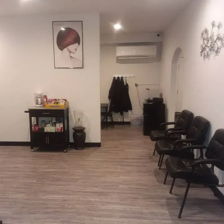 https://cdn.salonspotlight.com/photos/v3JzmTJhCR7Ym4qMLslA/b881cd73-29e3-4677-a3e3-ba38b4ee471f_720x720