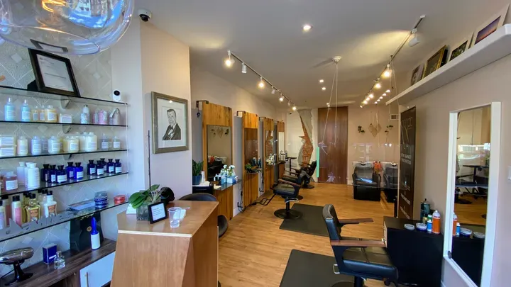 https://cdn.salonspotlight.com/photos/v418n8bRUOGYkc2lrYRc/10c6d6c7-2682-4e4f-95f4-5f7cd2cbe32c_720x720