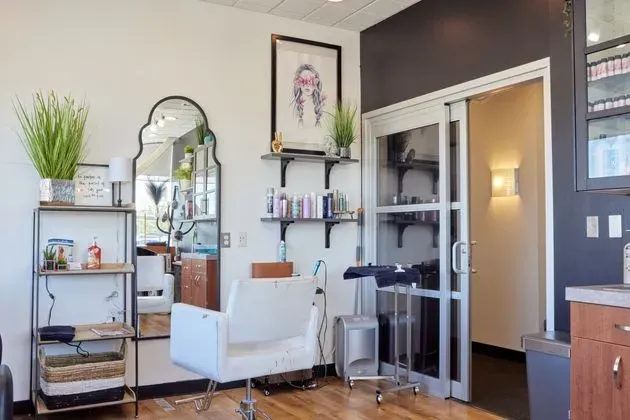 https://cdn.salonspotlight.com/photos/v4GKgO5khKUTAKzb24oI/ddff1805-3b78-45c2-8d9d-3661f31bc9a9_720x720