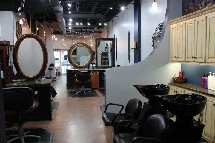 https://cdn.salonspotlight.com/photos/v4YeK1VRTUDfEqNINVv7/2016ae81-6018-4c0f-9402-10b41ad52dd9_720x720