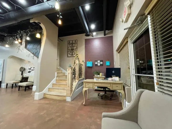 https://cdn.salonspotlight.com/photos/v4YeK1VRTUDfEqNINVv7/d75c9f05-347d-434a-b652-cde283fca969_720x720