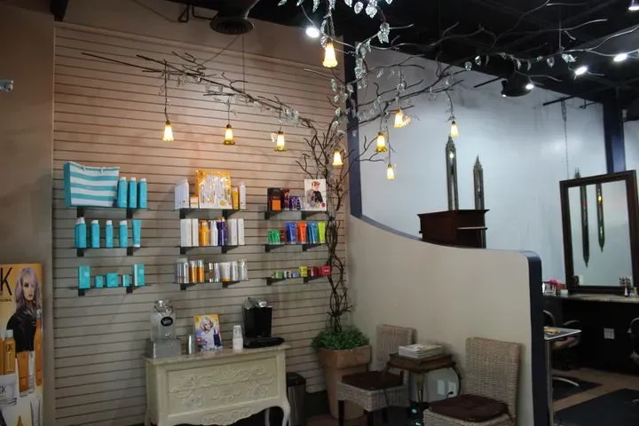 https://cdn.salonspotlight.com/photos/v4YeK1VRTUDfEqNINVv7/e6901f3e-3252-4078-88bb-e02c751534bc_720x720