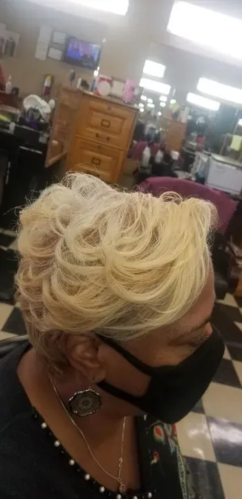 https://cdn.salonspotlight.com/photos/v5OhIqTAyBLDVedbNpN6/6eb7fce5-776a-4b4c-b568-9802343b59fd_720x720