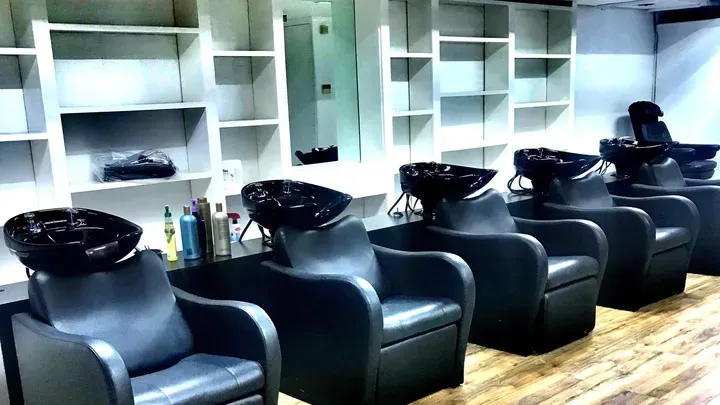 https://cdn.salonspotlight.com/photos/v8D54pBNmxClFFuWYYu0/b330a579-eab3-456e-9485-20532566f967_720x720