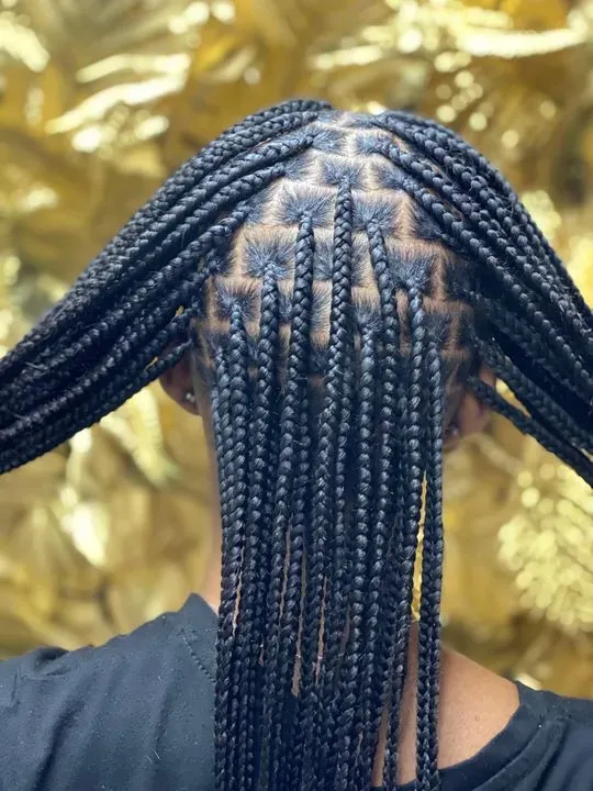 https://cdn.salonspotlight.com/photos/v8D54pBNmxClFFuWYYu0/c4b2607c-93b0-4fa0-931b-3adc3b7a0658_720x720