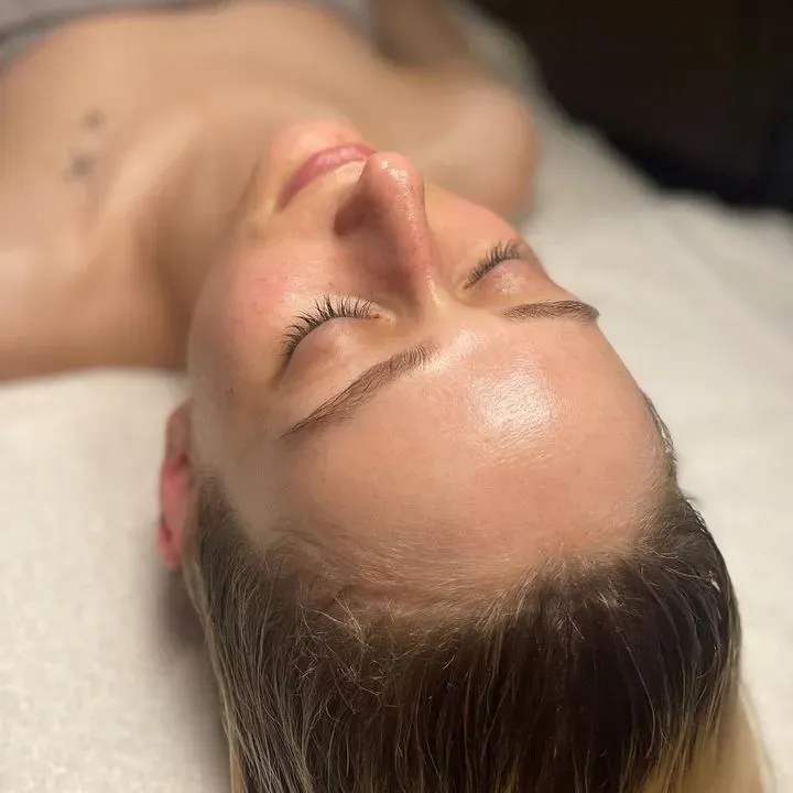 https://cdn.salonspotlight.com/photos/v8egl0W7nloXspTKQFvK/485c14a1-f10f-465c-b77c-f866a42a3b2f_720x720