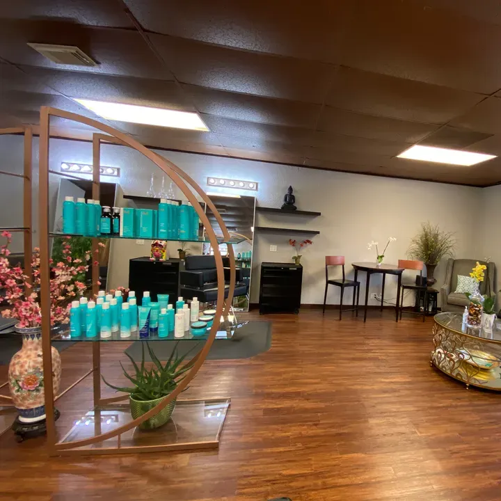 https://cdn.salonspotlight.com/photos/v9QTIMH0EI0Z9dfftdiW/543a7d99-5069-4ac3-bcc2-8b921ee7cf18_720x720