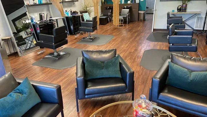 https://cdn.salonspotlight.com/photos/v9QTIMH0EI0Z9dfftdiW/78f985af-065f-4f34-b064-430afc3647d1_720x720