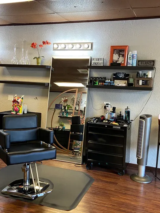 https://cdn.salonspotlight.com/photos/v9QTIMH0EI0Z9dfftdiW/9f9cd3a7-7dc7-4e8f-9794-af586ad8f103_720x720