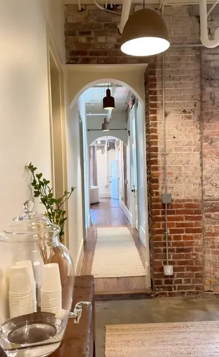 https://cdn.salonspotlight.com/photos/v9tiLchBk6PA7te0Mnq2/b7a9ac86-e240-423e-bef0-3701d739aa5e_720x720