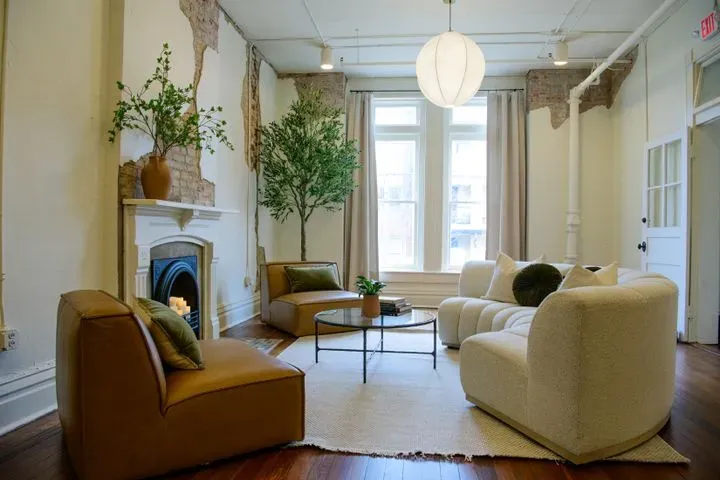 https://cdn.salonspotlight.com/photos/v9tiLchBk6PA7te0Mnq2/fb71259a-3461-4994-b7f6-68130bc2aba9_720x720