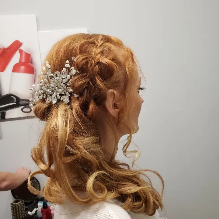 https://cdn.salonspotlight.com/photos/vD0S0CeJ62ihSIpVn5L1/a5956cc2-7440-4600-923a-a82bc95ba6a6_720x720