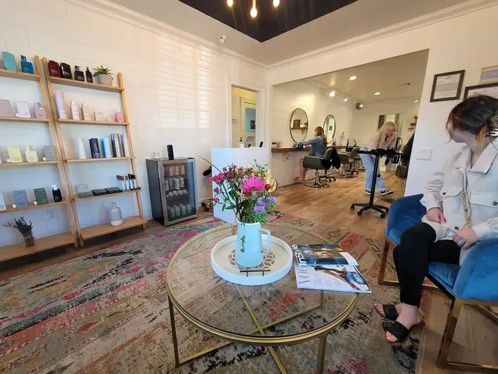 https://cdn.salonspotlight.com/photos/vDOvLzGcbYLCimCGZ3M8/95a20f8b-6bf7-45f6-9a0d-436c3da311bc_720x720