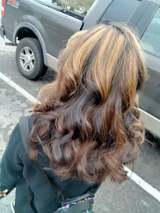 https://cdn.salonspotlight.com/photos/vEG0OkCRv1pKmPRzuniG/be49319b-9c35-4bf8-84de-e1e918fe070e_720x720
