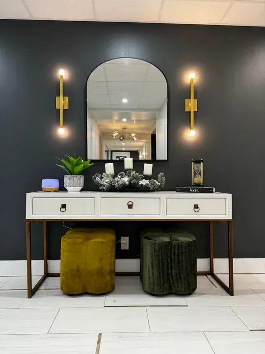 https://cdn.salonspotlight.com/photos/vFKLFWX1WTwyljX6D6sE/27f0455a-c17b-46a5-b198-f2a690981523_720x720
