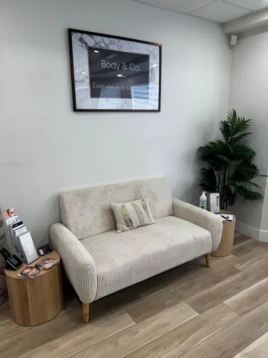 https://cdn.salonspotlight.com/photos/vFKLFWX1WTwyljX6D6sE/aef64373-199c-4b99-8635-ea0ad8ae330b_720x720