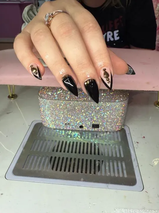 https://cdn.salonspotlight.com/photos/vGClw2NkzK5ApSw0JTqE/973c0dca-1fc7-411a-9633-f0f9e0e6ab69_720x720