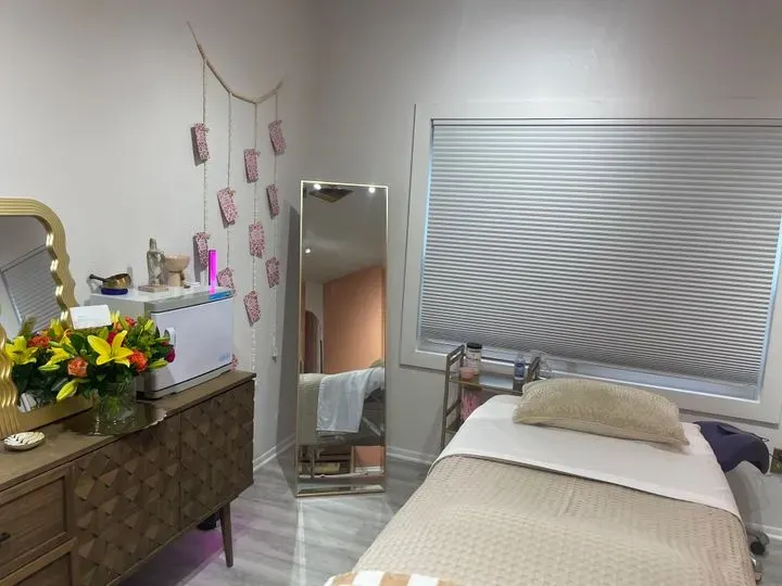 https://cdn.salonspotlight.com/photos/vGE646biWjAh1ZsiVGiY/7c84f1e2-2c8c-420f-a698-dc68a1efef7a_720x720