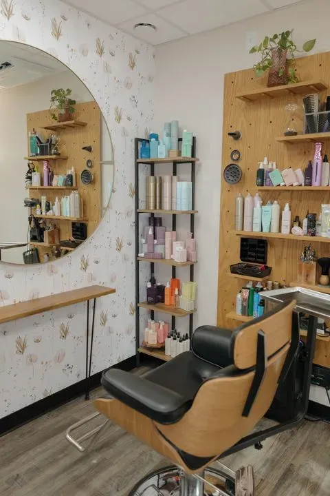 https://cdn.salonspotlight.com/photos/vPs3kVeYShWAEnX3FB9E/8ae75206-0bc3-4331-9c5e-e6960b45edbd_720x720