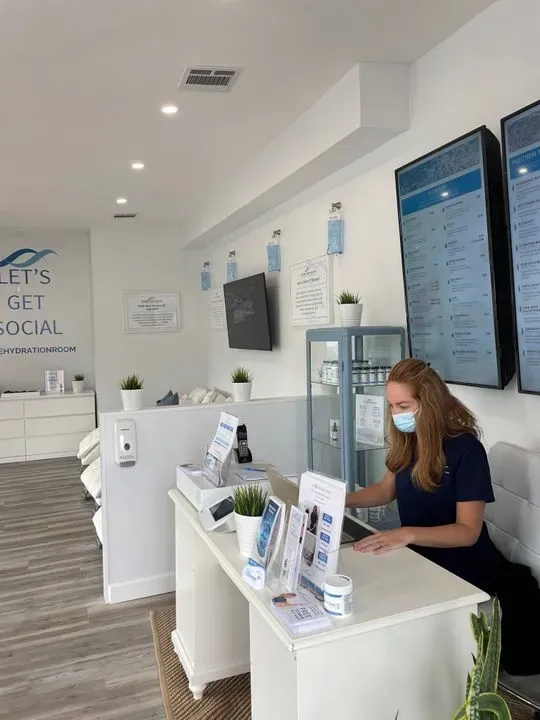 https://cdn.salonspotlight.com/photos/vUuDIPgSELUvW6uBDZJW/64f6b85b-5e56-44c3-bf08-04c4005b0cd2_720x720