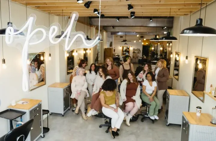 https://cdn.salonspotlight.com/photos/vWZW5d68Y2CuBZd1pOxr/007307b3-78d4-4f7d-a52b-321d266ca59f_720x720