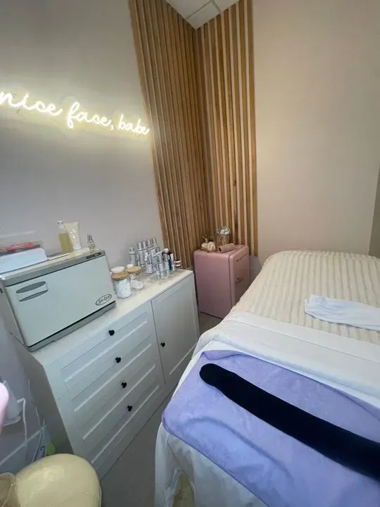 https://cdn.salonspotlight.com/photos/vcqG7HNLmaJXMW2Z09Sh/572ce663-adb3-43d2-b730-2b805a4d1633_720x720