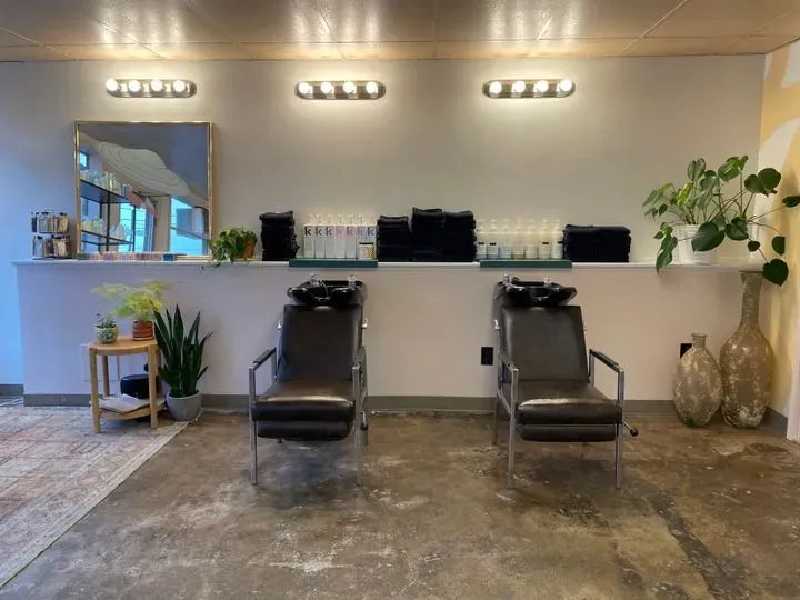 https://cdn.salonspotlight.com/photos/vgetSU2RvmD7qkYjPZD3/bfde7a09-a50b-4bd1-a574-756c919d49c1_720x720