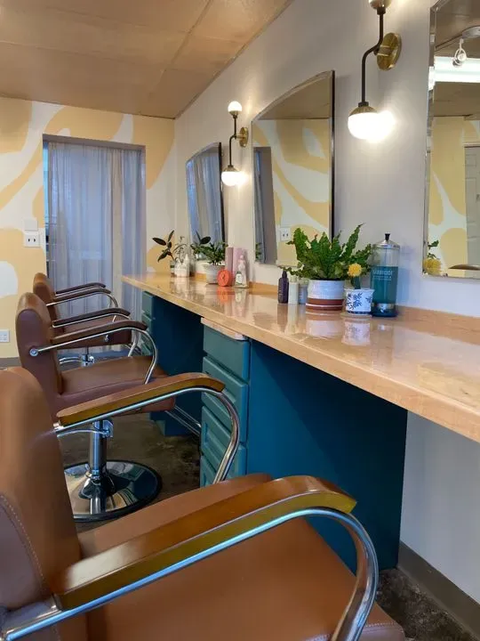 https://cdn.salonspotlight.com/photos/vgetSU2RvmD7qkYjPZD3/e317ebd2-d97f-47dd-811c-da85078e18bb_720x720