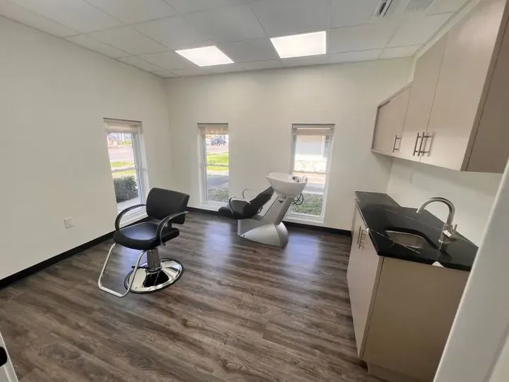 https://cdn.salonspotlight.com/photos/vhTMxLSX9E9HXwQvZ2pH/e450784d-d005-401e-9ee0-6656ec431bab_720x720