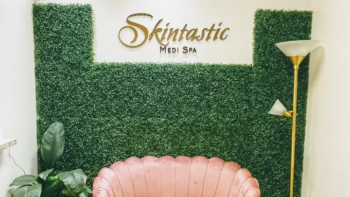 https://cdn.salonspotlight.com/photos/vjPwqBfmJlaSe8MqaAPO/879cdc68-1858-4170-a130-8105517ac173_720x720