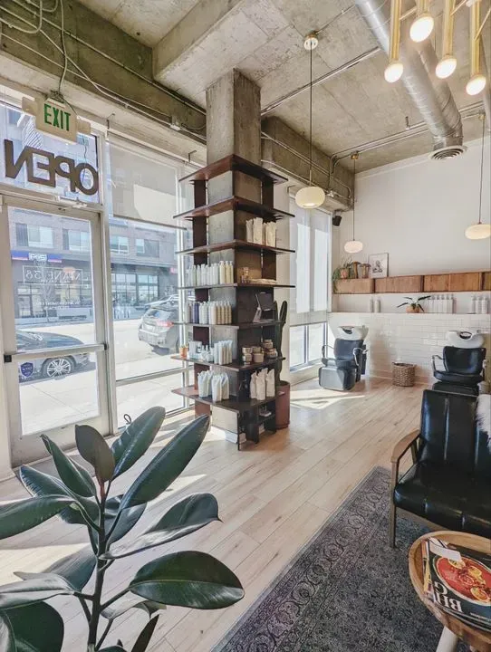 https://cdn.salonspotlight.com/photos/vmjJRxEal7NbZC37KEaB/0b23466c-02b4-421c-ad37-4363fce78226_720x720