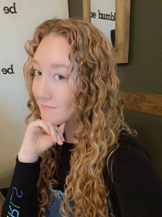 https://cdn.salonspotlight.com/photos/vmjJRxEal7NbZC37KEaB/65b6d50b-0a30-4b76-bcbd-70ce16622c83_720x720