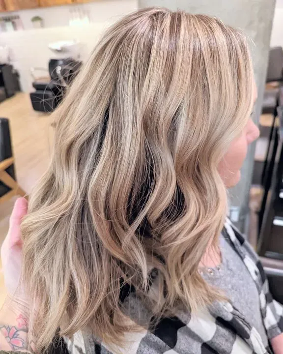 https://cdn.salonspotlight.com/photos/vmjJRxEal7NbZC37KEaB/ba6660ce-6261-4a36-b543-f600c019ff3e_720x720