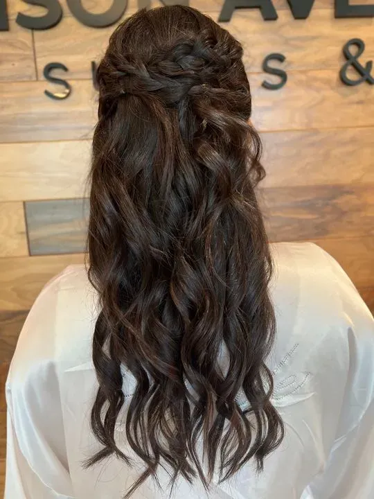 https://cdn.salonspotlight.com/photos/vnLSqAXmk5SY8F7G1nUY/0ab1123c-a309-4853-ac84-90ce058cb8e5_720x720