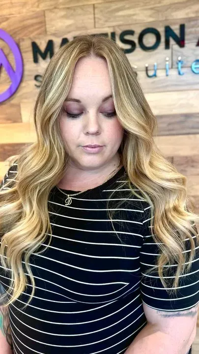https://cdn.salonspotlight.com/photos/vnLSqAXmk5SY8F7G1nUY/843db60a-8a54-4f1c-a806-802b415db856_720x720