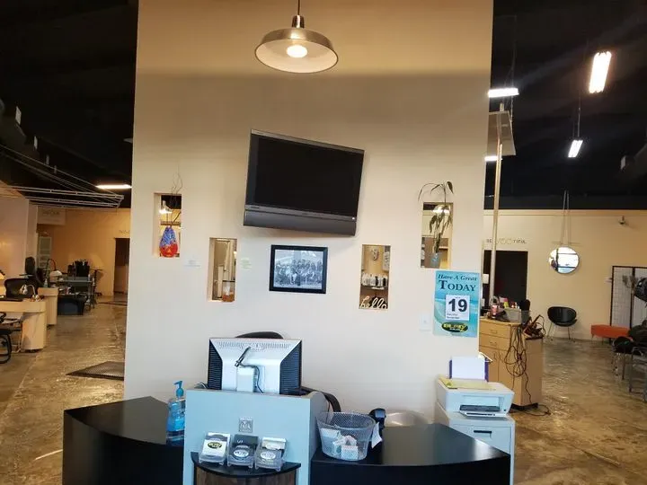 https://cdn.salonspotlight.com/photos/vnscV1DVBYLoKblmDC91/1b789452-0fa0-49df-83be-ed723158b860_720x720