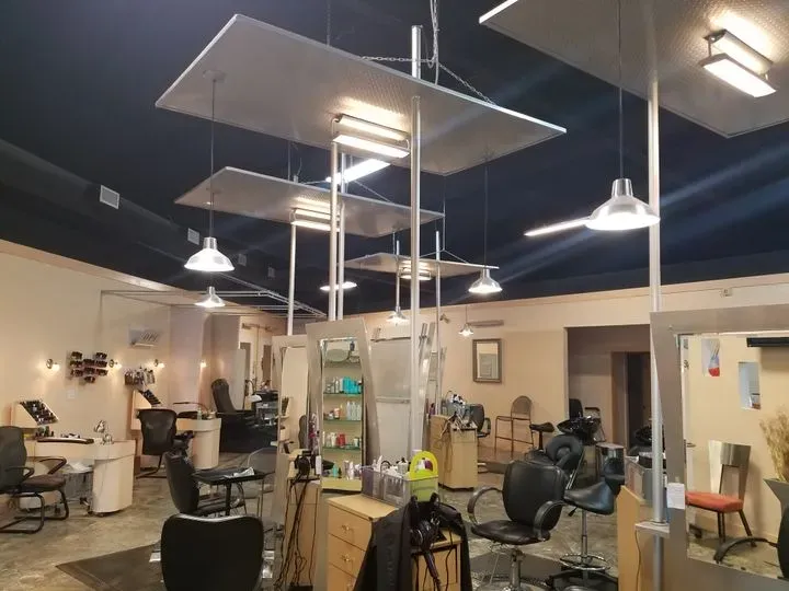 https://cdn.salonspotlight.com/photos/vnscV1DVBYLoKblmDC91/64595de4-f7fb-44ed-8096-c5f2b689e7e6_720x720