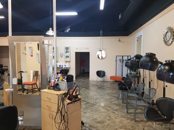 https://cdn.salonspotlight.com/photos/vnscV1DVBYLoKblmDC91/9c0c34b3-e8d5-48e7-a952-10153af61178_720x720