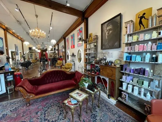 https://cdn.salonspotlight.com/photos/vpZYGoardQYOhWC40iXG/a9bc0526-c5c1-4d9c-a40c-0a2740fcc8c0_720x720