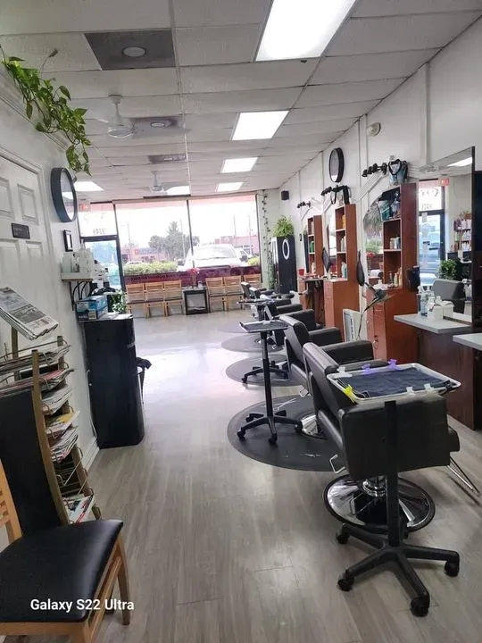 https://cdn.salonspotlight.com/photos/vr8jBcaiJ9YfQ2LLnHgs/0d8d142f-805f-4899-ab4f-8cd879751587_720x720