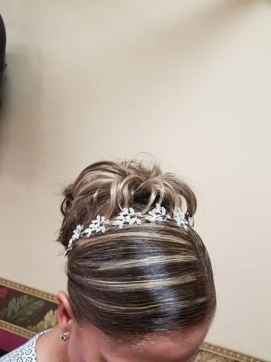 https://cdn.salonspotlight.com/photos/vr8jBcaiJ9YfQ2LLnHgs/26196224-1ba2-4fbb-8e96-dd4301c9bc23_720x720