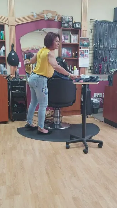 https://cdn.salonspotlight.com/photos/vr8jBcaiJ9YfQ2LLnHgs/2e1eee75-3bac-44c2-af94-9246065d6378_720x720