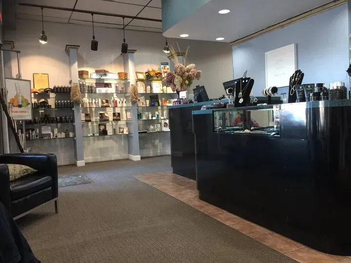 https://cdn.salonspotlight.com/photos/vs4Umw74IFKadgK8MARv/7eae8ba8-c069-4755-b2b1-59eb25c3823f_720x720