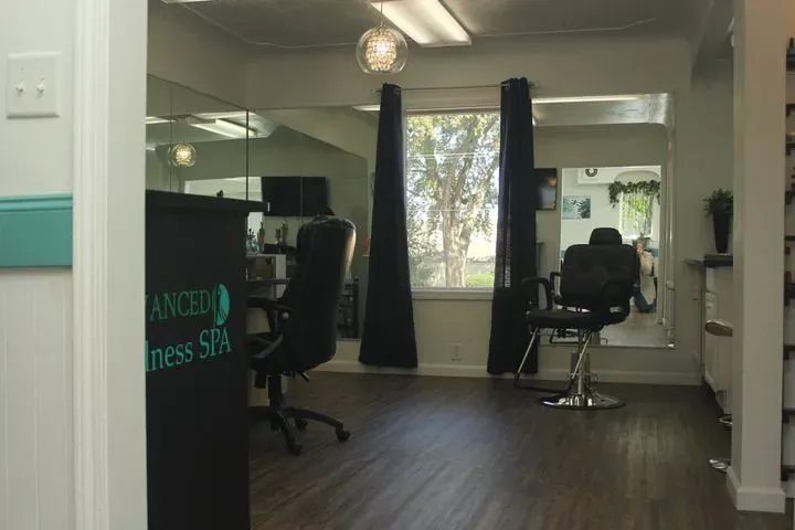 https://cdn.salonspotlight.com/photos/vvnOION0vjXRJF5LzzWJ/f00e1f78-64c7-4da6-bf45-0a3c8f298fda_720x720