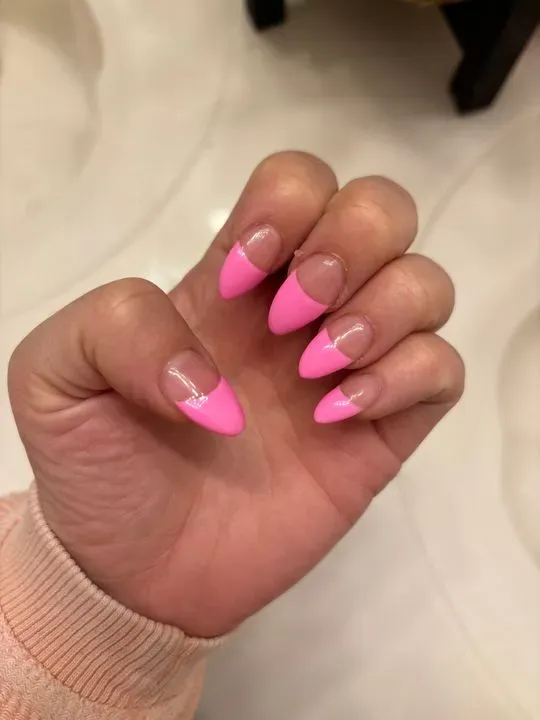 https://cdn.salonspotlight.com/photos/vw09UKiezGe4ehJnlVhT/cbf63acd-0ada-42fe-a111-932c61f5c642_720x720
