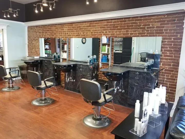 https://cdn.salonspotlight.com/photos/vxeKcoBfJiFweR80x51I/f045b03c-8363-4286-b11e-399da4bde3cc_720x720