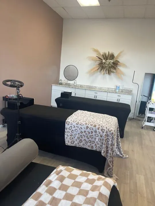 https://cdn.salonspotlight.com/photos/vxjZnmKAMAOoCLWCq2dz/7b65cfad-8366-44de-986f-bdc2cce2bad8_720x720