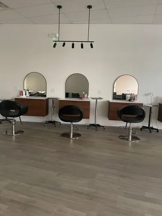 https://cdn.salonspotlight.com/photos/vxjZnmKAMAOoCLWCq2dz/c97cbdb6-4400-403f-b56d-719ffe72e47d_720x720