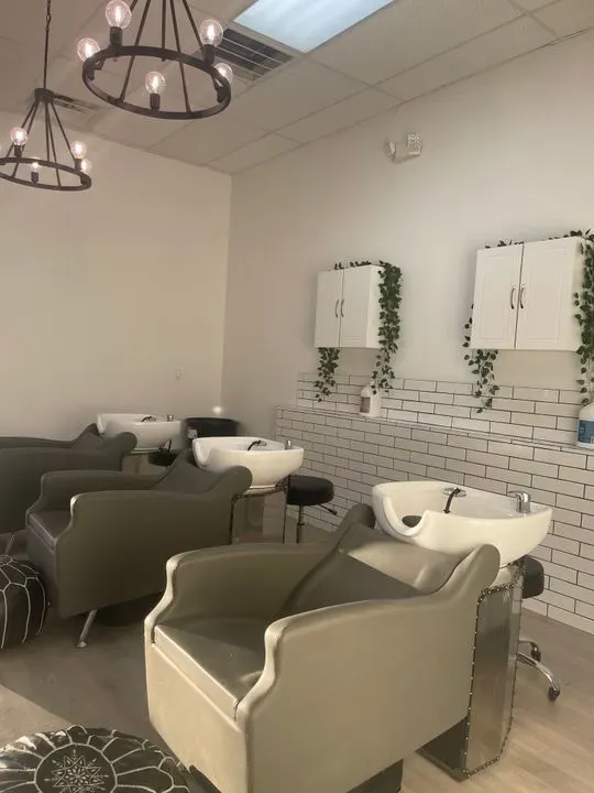 https://cdn.salonspotlight.com/photos/vxjZnmKAMAOoCLWCq2dz/e0c87658-888a-4c76-ba04-2e654b567c56_720x720